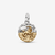 Charm Medallón Zodiaco Capricornio de Pandora en plata de ley y chapado en oro con circonita transparente, vista frontal - 764987C01