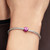 Modelo luciendo el Charm Mini Mariquita Rosa de Pandora en plata de ley sobre una pulsera rígida - 794905C01
