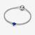 Charm Mini Pez Azul de plata de ley y esmalte azul presentado en pulsera - 794899C01