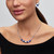 Modelo luciendo collar y pendientes con charms de concha y corazón en plata y esmalte azul - 794898C01