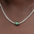Modelo luciendo el Charm Mini Trébol Verde en plata de ley y esmalte verde en cadena - 794817C01