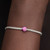 Modelo luciendo el Charm Mini Cara Feliz Rosa en plata de ley y esmalte rosa en la muñeca - 794815C01