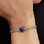 Modelo luciendo el Charm Mini Corazón Azul de Pandora en plata de ley con esmalte azul en la muñeca - 794785C02