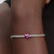 Modelo luciendo el Charm Mini Corazón Rosa de Pandora en plata de ley y esmalte rosa en la muñeca - 794785C01