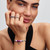 Modelo luciendo el Charm Mini Corazón Rosa de Pandora en plata de ley y esmalte rosa - 794785C01