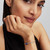 Modelo luciendo el Charm Mini Luna Azul de Pandora en muñeca - 794784C01