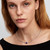 Modelo luciendo el Charm Mini Cristal de Murano Azul en plata de ley y cristal azul en collar - 794773C01