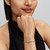 Modelo luciendo el Charm Mini Clip Textura de Pandora en plata de ley con plano general - 794771C00