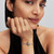 Modelo luciendo el Charm Lucifer de Villanos de Disney de plata de ley y esmalte negro en pulsera - 794741C01