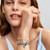 Modelo luciendo pulsera con charms de Disney y el Charm Lucifer de Villanos de Disney de plata de ley - 794741C01
