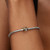 Modelo luciendo el Charm Rajah Princesa Jasmine de Disney con Diamante Sintético Creado en Laboratorio en plata y chapado en oro con detalles en negro y transparente en la muñeca - 764404C01