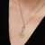 Modelo luciendo el Charm Medallón Zodiaco Sagitario en collar de plata - 764988C01