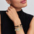 Modelo luciendo múltiples charms del zodiaco de Pandora en pulseras combinadas - 764994C01