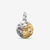 Charm Medallón Zodiaco Acuario de Pandora en plata de ley y chapado en oro, vista del reverso con inscripción - 764990C01