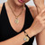Modelo luciendo joyas de Pandora incluyendo el Charm Medallón Zodiaco Escorpio - 764985C01