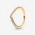 Anillo Deseo Clásico Resplandeciente chapado en oro con circonitas transparentes en vista lateral sobre fondo neutro - 168758C01