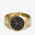 Vista lateral del Reloj Tommy Hilfiger con brazalete de eslabones con esfera negra y caja chapada en oro - 1792241