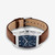 Vista superior inclinada del Reloj Tommy Hilfiger con esfera azul y correa de piel marrón - 1710760