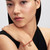Modelo luciendo el Charm Colgante Pandora Abanico de Mulán de Disney en vista de medio plano - 764954C01