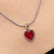 Modelo luciendo el Charm Colgante Pandora Grabable Corazón Rojo en un collar de plata - 735088C03