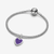 Charm Colgante Pandora Grabable Corazón Morado colgado de una pulsera rígida - 735088C02