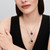 Modelo luciendo múltiples collares con el Charm Colgante Pandora Grabable Corazón Azul - 735088C01