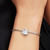 Modelo luciendo el Charm Pandora Yeti de las Nieves en una pulsera de plata - 735058C01