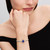 Modelo luciendo el Charm Pandora Planeta Azul Celestial en una pulsera con enfoque superior - 735038C01