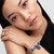 Modelo luciendo varios charms de la colección celestial incluyendo el Charm Pandora Planeta Azul Celestial - 735038C01