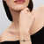 Modelo luciendo el Charm Pandora Estrella en Filigrana plateado y azul en una pulsera - 735034C01