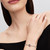 Modelo luciendo el Charm Pandora Dulce Navidad con vista superior - 734974C01