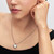 Modelo luciendo el Charm Colgante Pandora Corazón Volumen Mate de aleación de metales en color plateado - 734908C00