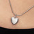 Modelo luciendo el Charm Colgante Pandora Corazón Volumen Mate de aleación de metales en color plateado en collar - 734908C00