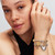 Modelo luciendo el Charm Colgante Pandora Corazón Volumen Mate de aleación de metales en color plateado en pulsera con otros abalorios - 734908C00