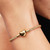 Modelo luciendo la Pulsera Pandora Cadena de Tachuelas con Cierre de Corazón en la muñeca - 564971C01