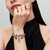 Modelo luciendo el Anillo Pandora Tiara Estrellas junto con una pulsera a juego - 164946C01