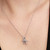 Modelo luciendo el Collar Pandora Estrella Brillante en Filigrana de plata con circonitas - 395082C01