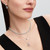 Modelo luciendo el Collar Pandora Estrella Brillante en Filigrana de plata en combinación con otras joyas - 395082C01