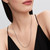 Modelo luciendo el Collar Pandora Cadena de Serpiente Fina de plata en vista de cerca - 395061C00