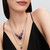 Modelo luciendo el Collar Pandora Cadena de Serpiente Fina de plata con charms y colgantes - 395061C00