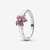 Anillo Pandora Flor de Cerezo Mulán de Disney de plata con circonitas y esmalte rosa en vista lateral - 135027C01