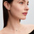 Modelo luciendo los Pendientes de Botón Pandora Estrella Brillante de plata con circonitas transparentes junto a collar a juego - 295089C01