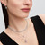 Modelo luciendo los pendientes de aro Pandora Estrella Brillante en Filigrana junto a otras joyas de plata y circonitas - 295083C01