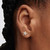 Modelo luciendo los Pendientes de Botón Pandora Estrella Brillante de chapado en oro con circonitas en vista lateral de la oreja - 265089C01