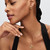 Modelo luciendo los Pendientes de Botón Pandora Estrella Brillante combinados con otras joyas de la colección - 265089C01