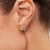 Modelo luciendo los Pendientes de Botón Pandora Triple Estrella en plata y oro con circonitas vista lateral cercana - 265050C01