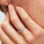 Modelo luciendo el Anillo Pandora Baguette Estrella Brillante de plata con circonitas - 195072C01