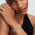 Modelo luciendo combinaciones de joyería incluyendo el Anillo Pandora Baguette Estrella Brillante de plata - 195072C01