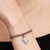 Modelo luciendo el Charm Colgante Pandora Carta a Papá Noel en una pulsera textil colorida - 795065C01