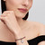 Modelo luciendo el Charm Colgante Pandora Carta a Papá Noel - 795065C01